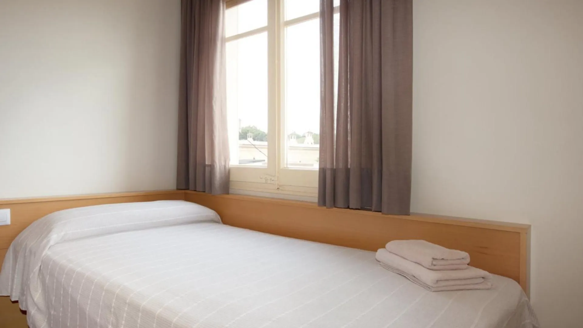 Corsega - Apartment In The Center Of Barcelona 0*,  Hiszpania